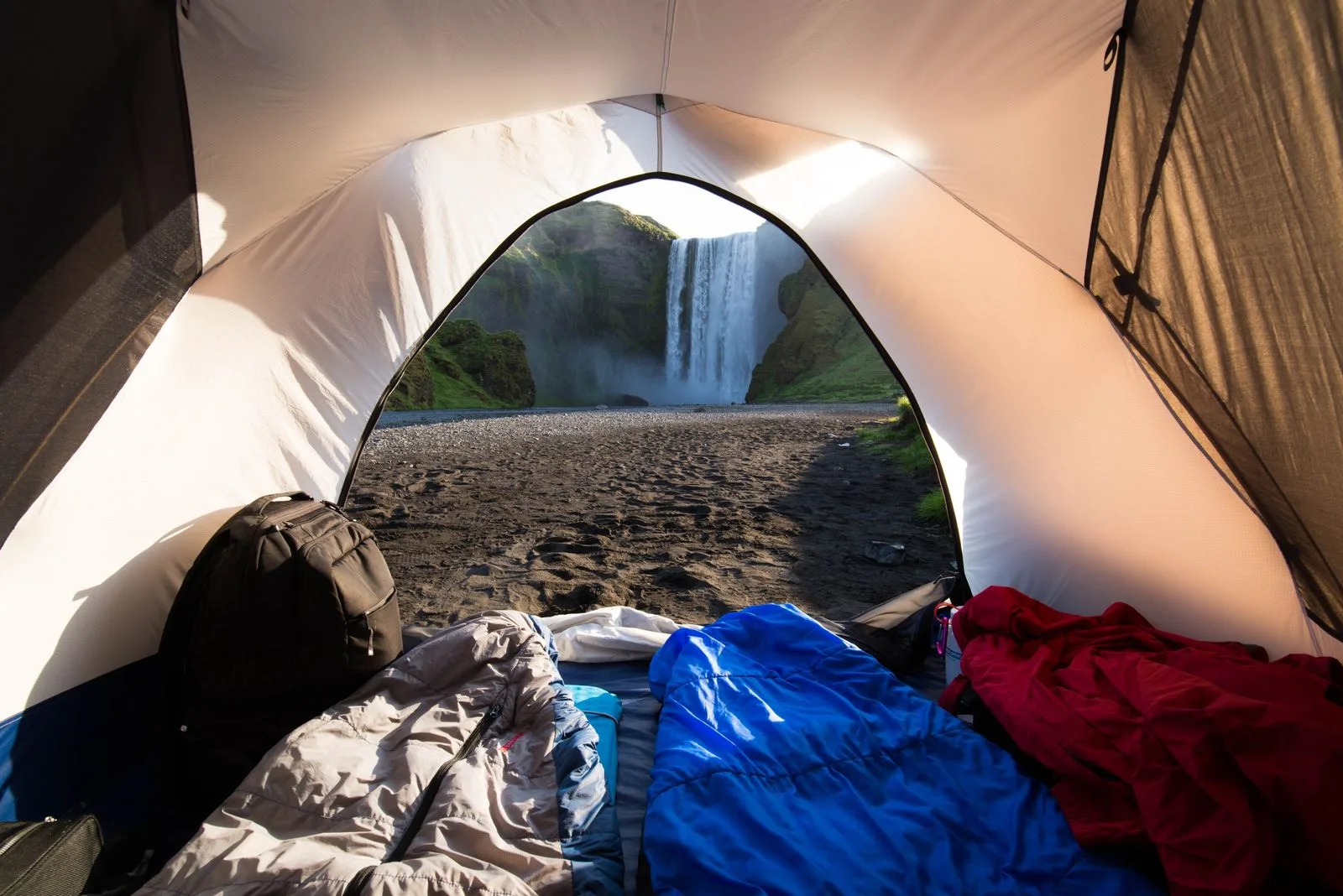 Colchonetas de camping: hinchables ultraligeras frente a aislantes de espuma