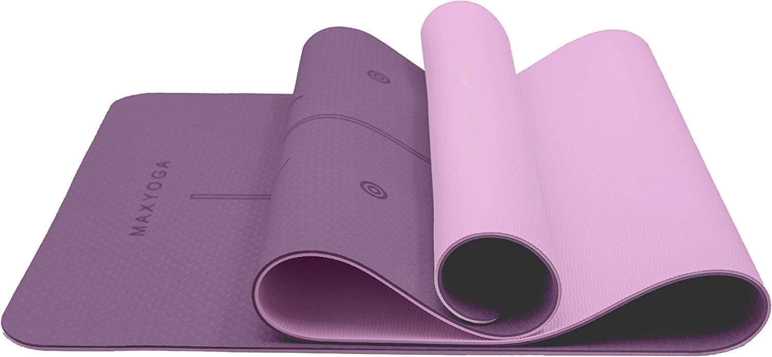 Esterilla MaxYoga® extendida en un estudio de yoga moderno y luminoso.