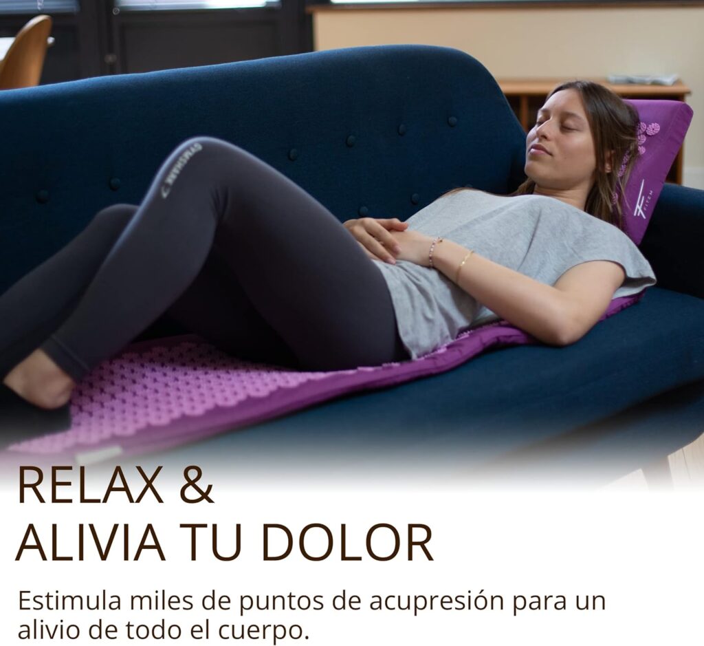 Mujer usando la Esterilla de Acupresión Fitem para aliviar el dolor de espalda y reducir el estrés de forma natural.
