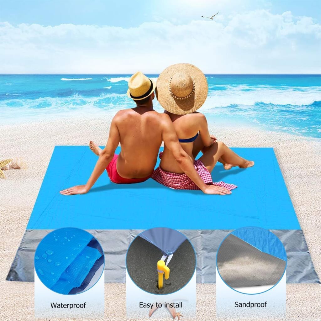 Persona doblando la esterilla de playa ZFYQ y guardándola en su bolsa de transporte.