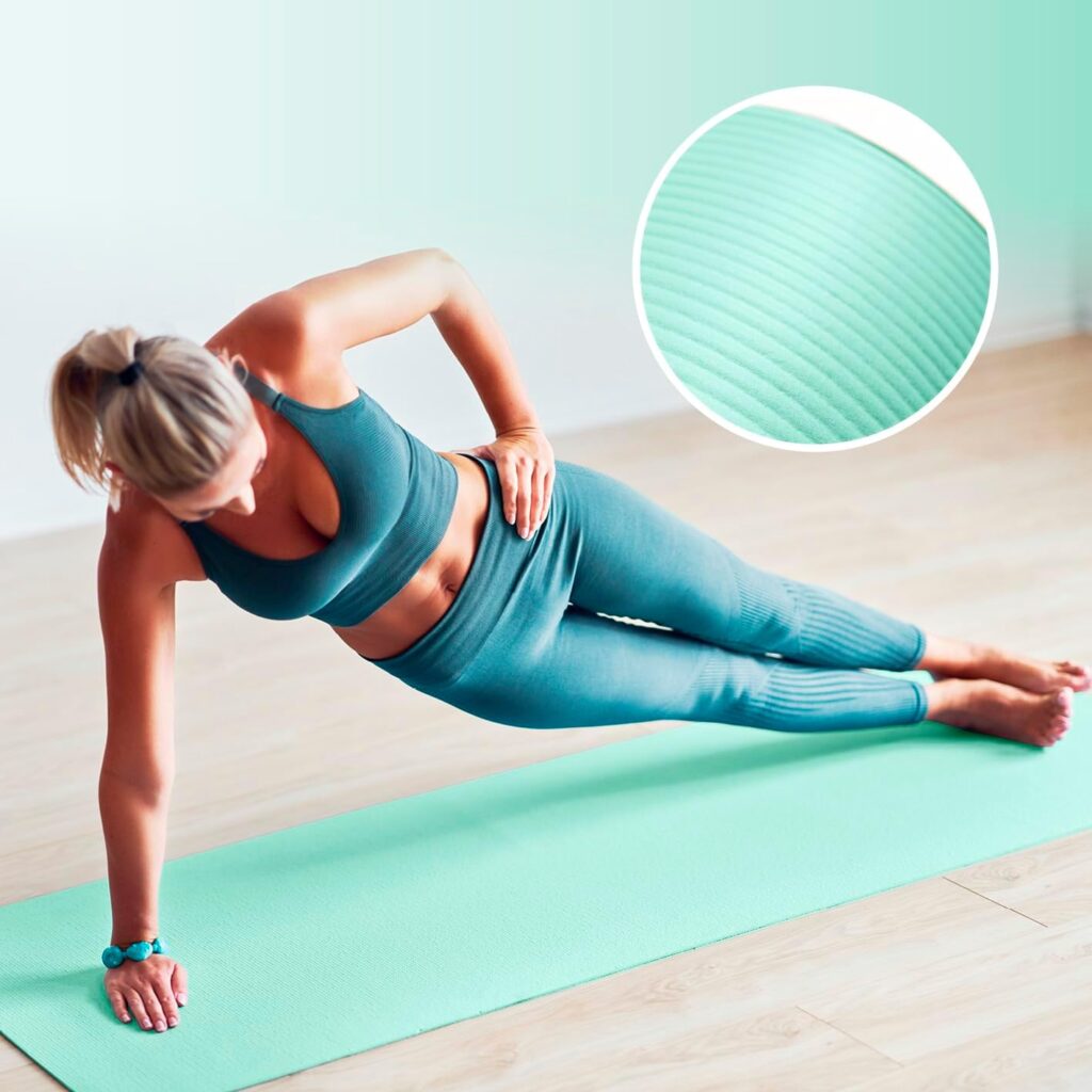 Mujer practicando yoga sobre la Esterilla de Fitness DoYourFitness, ideal para ejercicios de equilibrio y estiramientos.