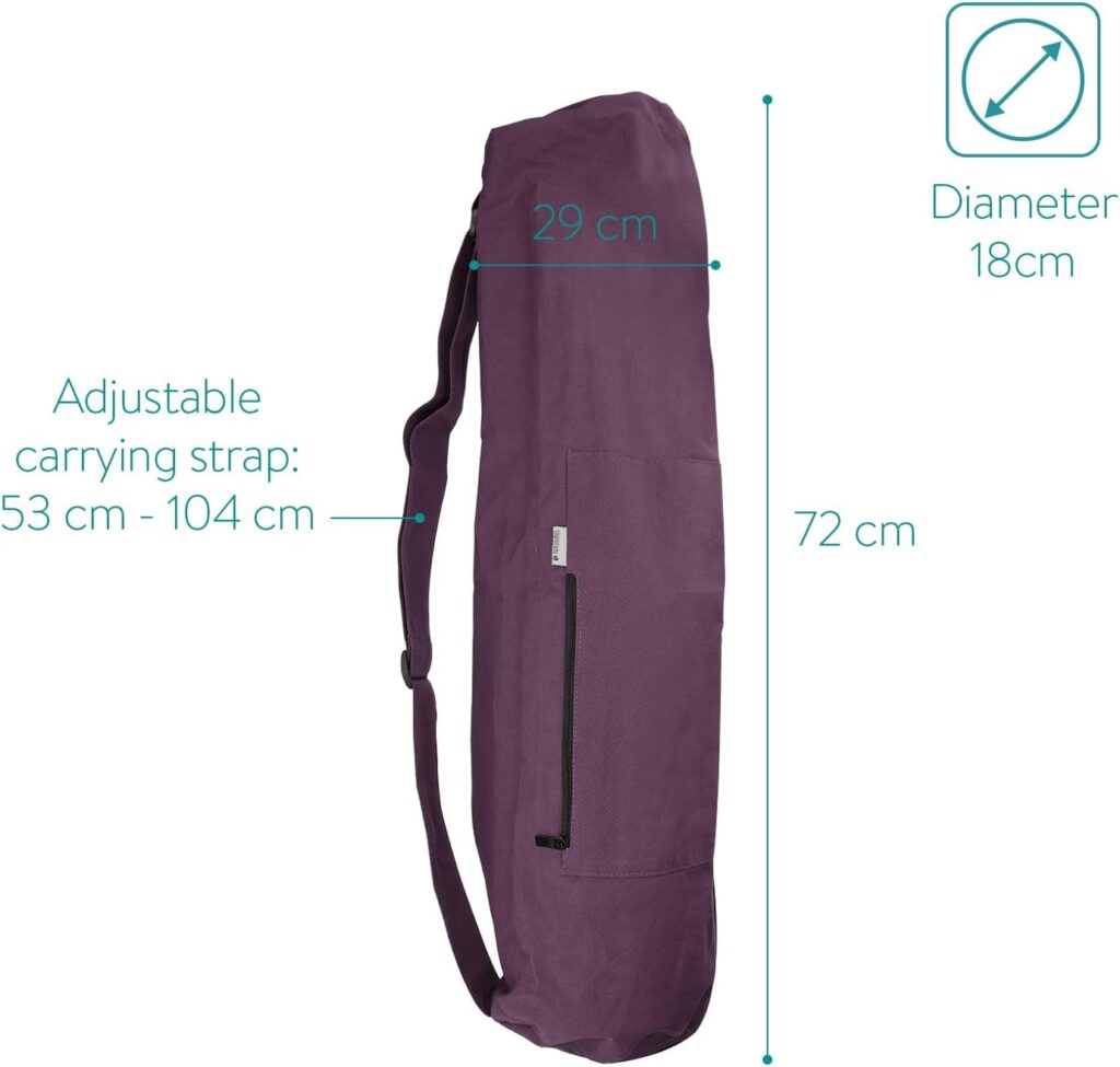 Mujer transportando su esterilla con la Bolsa Navaris XXL para Esterilla de Yoga, ideal para llevar equipo cómodamente.